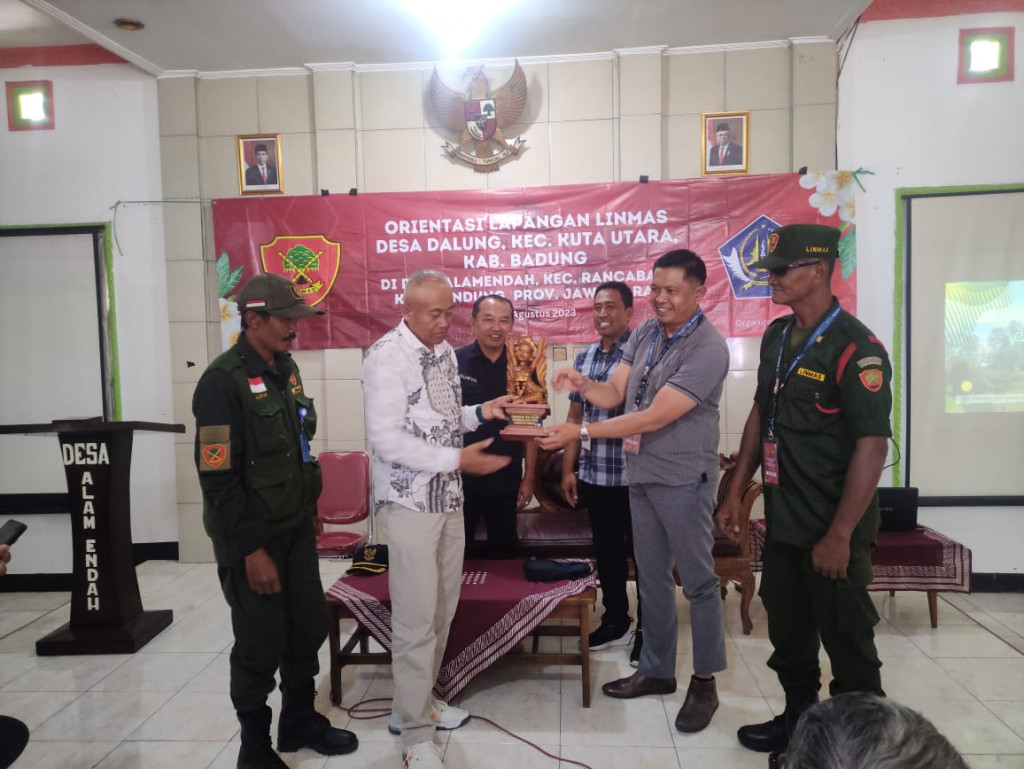 Pengalaman Berharga Linmas Desa Dalung Kunjungi Desa Alamendah, Jawa Barat